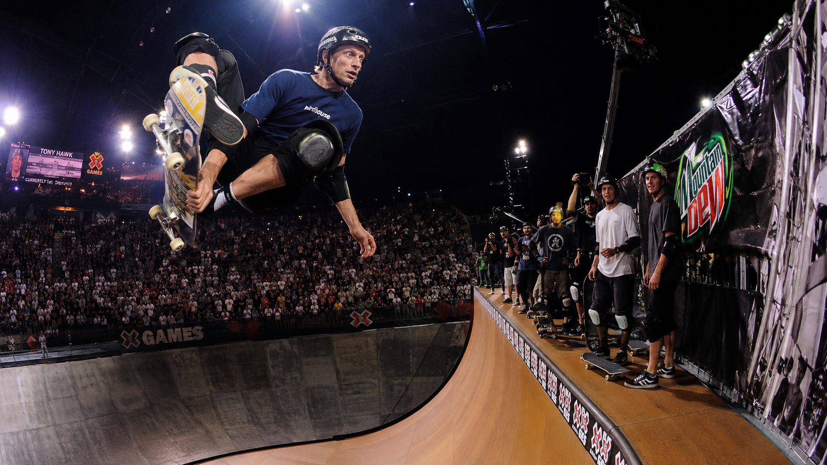 Тони Хоук выполняет легендарный трюк 900 на рампе во время X Games 1999